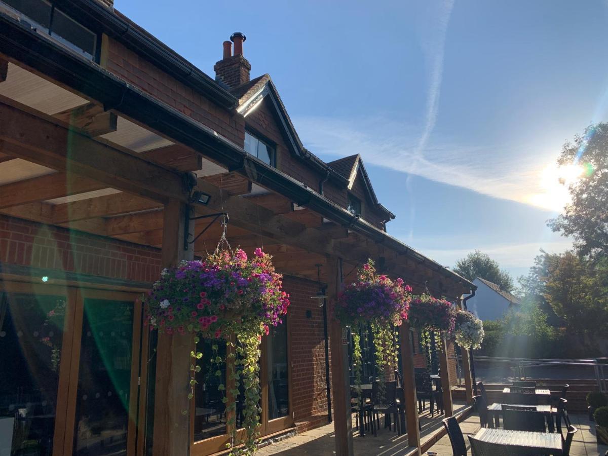 Crown & Anchor Hotel Woking Exterior photo